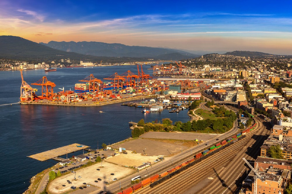 Port of Vancouver pilots electric container trucking